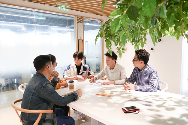 員工培訓(xùn)與發(fā)展：培養(yǎng)人才，提升企業(yè)核心競(jìng)爭(zhēng)力