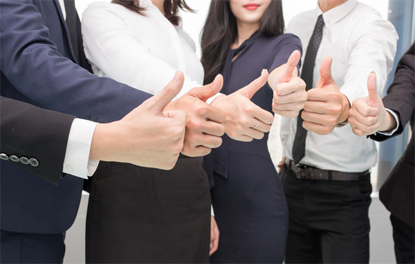在企業(yè)管理中，專權(quán)式和民主式管理各有哪些優(yōu)缺點(diǎn)？