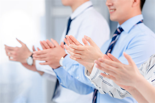 面對(duì)人才流失問題，企業(yè)應(yīng)如何改進(jìn)人力資源策略？