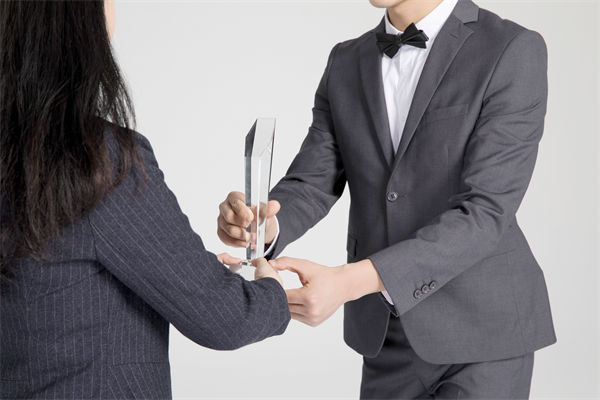 績效管理中，如何激勵優(yōu)秀員工，又幫助其提升？